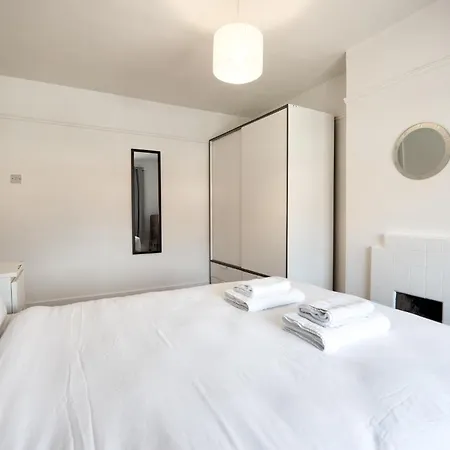 דירה 3bed In Rialto 10 Min To *